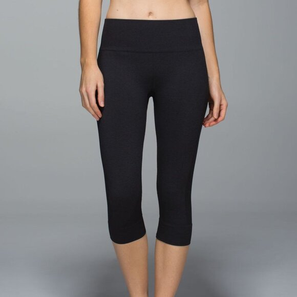 NEW Lululemon Seamlessly Street Crop Leggings in Black size 4 - Picture 3 of 12